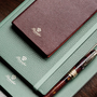 Organizzare la settimana con metodo: perché l’agenda cartacea conserva il suo valore Organizzare la settimana con metodo: perché l’agenda cartacea conserva il suo valore