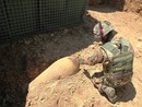 Un operatore effettua riconoscimento dell’ordigno Un operatore effettua riconoscimento dell’ordigno