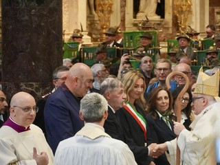 Penne nere Ana Saluzzo, in sfilata all'adunata di Geova 2026- foto Paola Ravazzi, madrina Ana Monviso