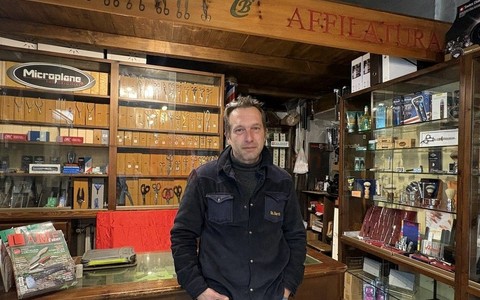 Chiude l'Antica Coltelleria Broard di Pinerolo: il titolare si reinventa e apre il museo dell'ultimo arrotino a Pontechianale