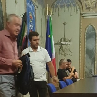 Il momento della protesta della minoranza che abbandona l'aula in Consiglio comunale Il momento della protesta della minoranza che abbandona l'aula in Consiglio comunale