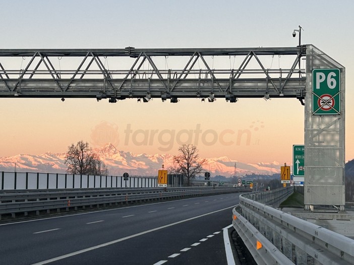 Asti-Cuneo, il grido di lavoratori e pendolari: "Un'opera essenziale degna di un paese normale, ma rischia di essere una bella spremitura di portafogli" Asti-Cuneo, il grido di lavoratori e pendolari: "Un'opera essenziale degna di un paese normale, ma rischia di essere una bella spremitura di portafogli"