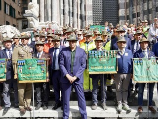 Penne nere Ana Saluzzo, in sfilata all'adunata di Geova 2026- foto Paola Ravazzi, madrina Ana Monviso