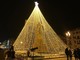 Il grande albero in piazza Galimberti, acceso la sera dell'8 dicembre 2021