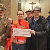 Saluzzo, gli alpini Ana Monviso donano 1000 euro alla Croce Verde di Saluzzo - Foto Paola Ravazzi Saluzzo, gli alpini Ana Monviso donano 1000 euro alla Croce Verde di Saluzzo - Foto Paola Ravazzi