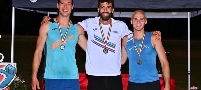 Andrea Cerrato al centro del podio 2025 (foto fidal lombardia)