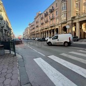 Dieci minuti alla finestra e decine di infrazioni: l'incrocio di corso Nizza è una giungla