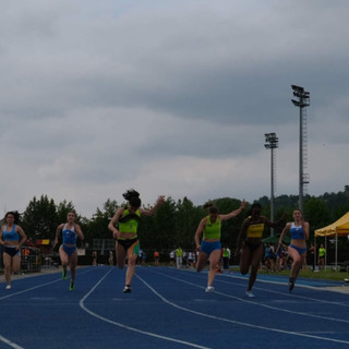 Atleti in azione sulla pista di Bra - Ph profilo FB Atletica Avis Bra Atleti in azione sulla pista di Bra - Ph profilo FB Atletica Avis Bra