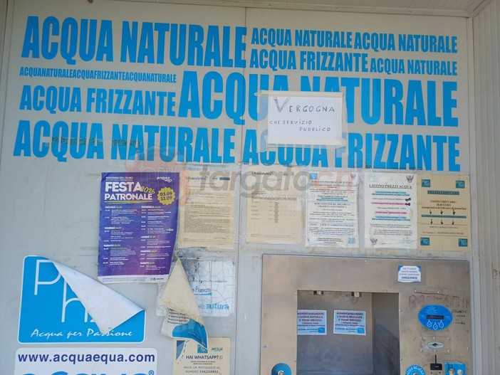 La casetta dell'acqua fuori servizio da metà agosto, il cartello comparso stamattina: "Vergogna" La casetta dell'acqua fuori servizio da metà agosto, il cartello comparso stamattina: "Vergogna"