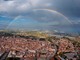 L’arcobaleno incornicia la città di Bra: lo spettacolo dopo la pioggia nella foto di Tino Gerbaldo