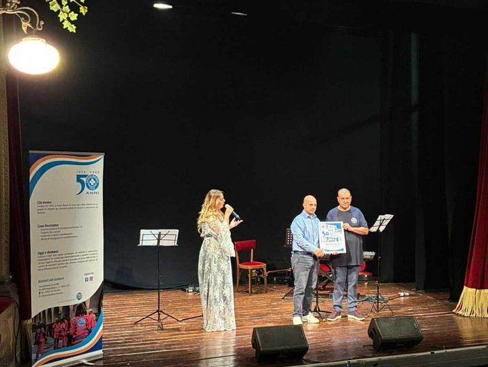 Ceva, consegnato un attestato di riconoscimento e ringraziamento alla Croce Bianca per i suoi 50 anni di servizio Ceva, consegnato un attestato di riconoscimento e ringraziamento alla Croce Bianca per i suoi 50 anni di servizio
