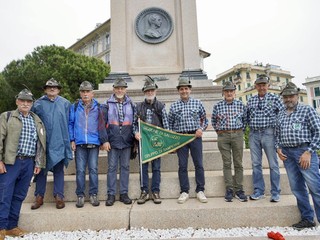 Penne nere Ana Saluzzo, in sfilata all'adunata di Geova 2026- foto Paola Ravazzi, madrina Ana Monviso