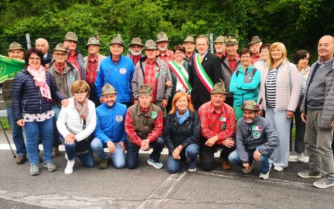 Migliaia di penne nere cuneesi sfilano all'Adunata di Genova