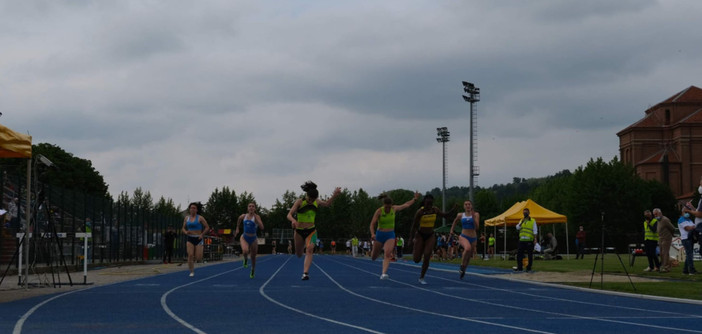Atleti in azione sulla pista di Bra - Ph profilo FB Atletica Avis Bra Atleti in azione sulla pista di Bra - Ph profilo FB Atletica Avis Bra
