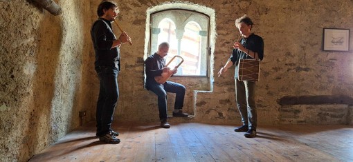 Performance musicale del gruppo "Alnus Lyra" a Macra lungo il Sentiero dei Ciclamini