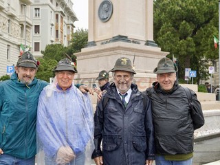 Penne nere Ana Saluzzo, in sfilata all'adunata di Geova 2026- foto Paola Ravazzi, madrina Ana Monviso