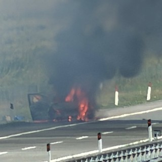 Auto in fiamme sulla Torino-Savona, tra Carmagnola e Marene: traffico in tilt