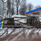 Albero si schianta su un'auto e sulla tettoia del distributore di corso Monviso a Cuneo