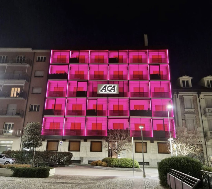 Il Palazzo dell’Associazione Commercianti Albesi ad Alba si tinge di rosa per ringraziare le donne
