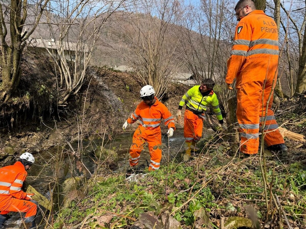 Valle Grana, i volontari AIB ripuliscono il Torrente Grana e il Rio Freddo: sei under 20 in prima linea [FOTO]