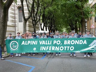 Penne nere Ana Saluzzo, in sfilata all'adunata di Geova 2026- foto Paola Ravazzi, madrina Ana Monviso