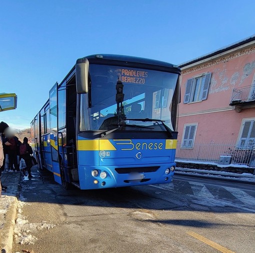 Liquido refrigerante nell’abitacolo del pullman che porta gli studenti a casa da scuola [VIDEO]