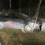 Auto contro un palo sulla provinciale tra Canale e Monteu Roero