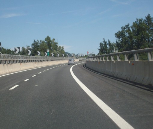 Auto in fiamme sull'A6 all'altezza di Fossano, traffico rallentato in direzione Torino Auto in fiamme sull'A6 all'altezza di Fossano, traffico rallentato in direzione Torino