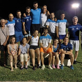 Lo staff dell'Atl. Fossano '75 e la famiglia di Silvestro (foto fidal piemonte)