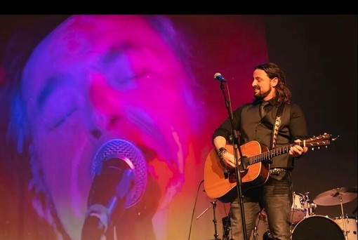 Costigliole Saluzzo, torna la magia di Bertoli: Alberto in concerto a 35 anni dallo storico live del padre Costigliole Saluzzo, torna la magia di Bertoli: Alberto in concerto a 35 anni dallo storico live del padre