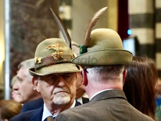 Penne nere Ana Saluzzo, in sfilata all'adunata di Geova 2026- foto Paola Ravazzi, madrina Ana Monviso
