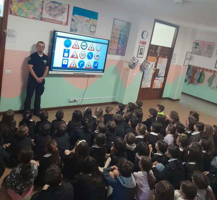 Concluso il progetto “il mio amico vigile” alla Primaria di Lesegno Concluso il progetto “il mio amico vigile” alla Primaria di Lesegno