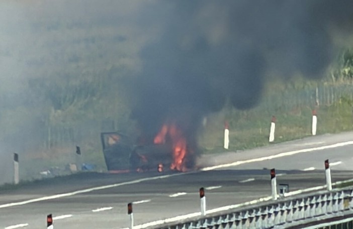 Auto in fiamme sulla Torino-Savona, tra Carmagnola e Marene: traffico in tilt