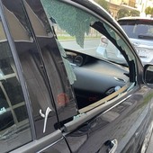 Un altro raid notturno contro le auto in sosta a Cuneo: vetri spaccati sul Lungogesso