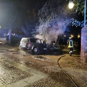 Una delle auto incendiate