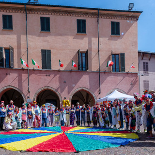 I Clown dell'Arcobaleno VIP Alba Bra hanno colorato piazza Duomo per la Giornata del Naso Rosso [FOTO]