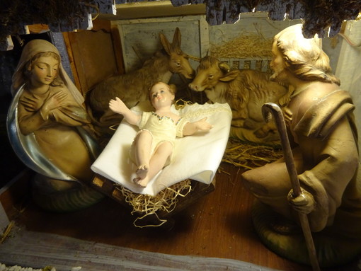 Nelle foto i particolari del presepe allestito nella chiesa di Santa Maria degli Angeli, a Bra
