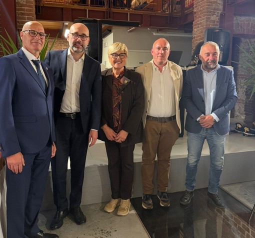Il professor Unia, il presidente Robaldo, la dirigente Garello, il consigliere Baldi e il sindaco Beccaria durante il sopralluogo all’Alberghiero di Barge Il professor Unia, il presidente Robaldo, la dirigente Garello, il consigliere Baldi e il sindaco Beccaria durante il sopralluogo all’Alberghiero di Barge