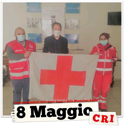 La bandiera della Croce Rossa consegnata al sindaco Beretta