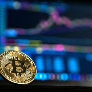 Informare sulle criptovalute quando il mondo va a fuoco: il caso Criptovaluta.it e il metodo Alessio Ippolito