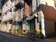 Furgone urta e fa crollare balcone in centro Robilante: nessun ferito