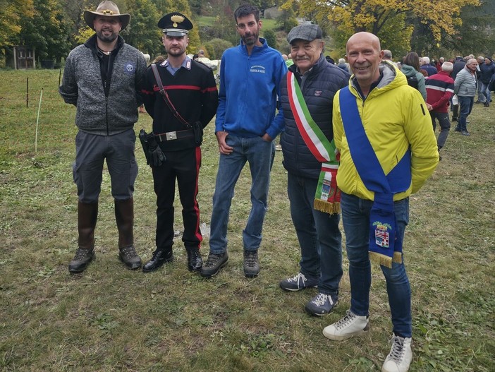 Da sinistra: Davide Roux vice sindaco di Bellino, il maresciallo Marco Stincone Rosa, Elio Gallian dell'associazione Pastur de Blins, Valter Borgna sindaco di Bellino e Silvano Dovetta consigliere provinciale Da sinistra: Davide Roux vice sindaco di Bellino, il maresciallo Marco Stincone Rosa, Elio Gallian dell'associazione Pastur de Blins, Valter Borgna sindaco di Bellino e Silvano Dovetta consigliere provinciale