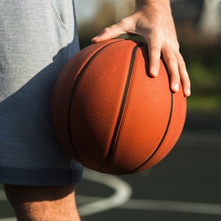 Saluzzo, la società allontana l'allenatore di basket indagato per presunte molestie su un minorenne: "Siamo scioccati"