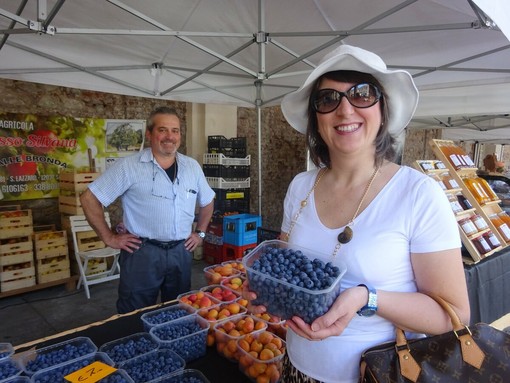 Bra, cibi freschi e di stagione al Mercato della terra per combattere il caldo a tavola Bra, cibi freschi e di stagione al Mercato della terra per combattere il caldo a tavola