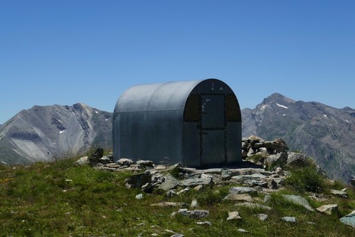 Nuova vita al bivacco Due Valli: rifornito di coperte, kit di primo soccorso e viveri in ricordo di Anna Bessone Nuova vita al bivacco Due Valli: rifornito di coperte, kit di primo soccorso e viveri in ricordo di Anna Bessone