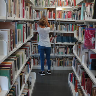 Bra, la Biblioteca Arpino celebra l’inclusione culturale con la mostra “Libri per tutti”