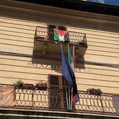 La bandiera sulla facciata del municipio di Garessio La bandiera sulla facciata del municipio di Garessio