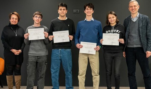 Saluzzo sede eVIso la consegna delle borse di studio a 4 studenti del Bodoni. Con loro Lucia Fracassi CEO di eVISO e il dirigente Davide Laratore - Foto Paolo Cilli