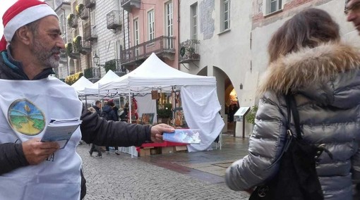 Cuneo, Babbi Natale de "La via della felicità" al mercatino di Natale