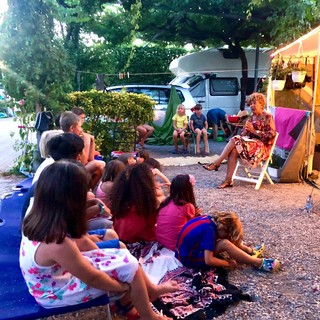 Da anni incanta i bambini con i suoi racconti: per dirle "grazie" decidono di fare una donazione alla Pediatria di Cuneo